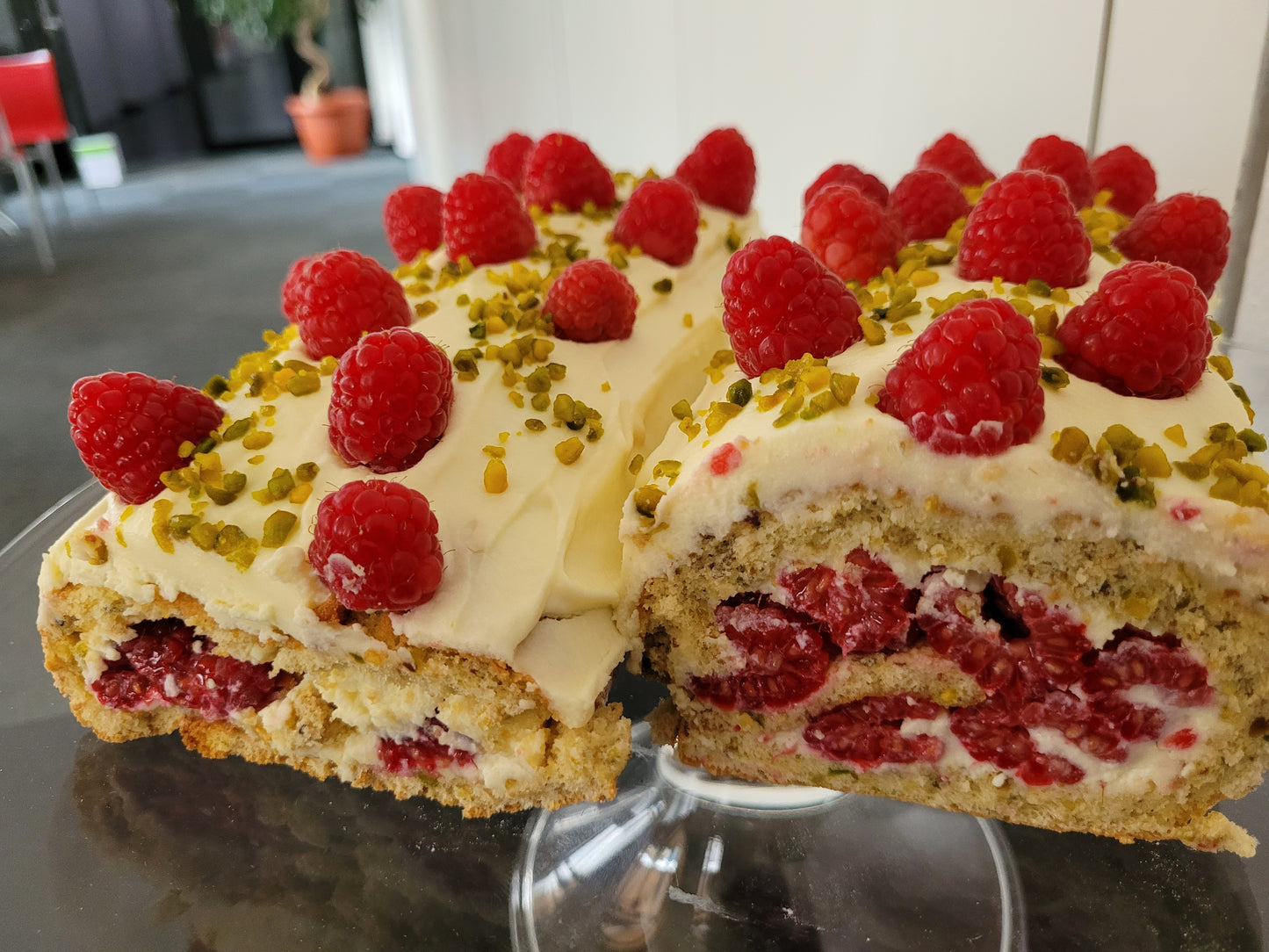 Torta Pan di Spagna, cioccolato bianco e frutti rossi (per 10 persone)