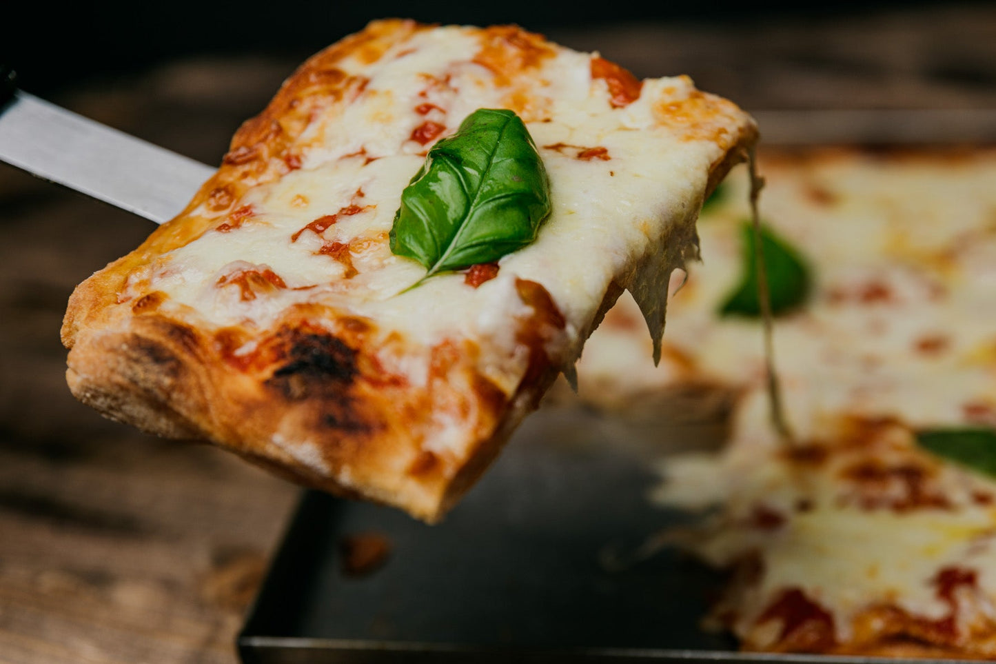 Pizza in teglia in piccoli tranci